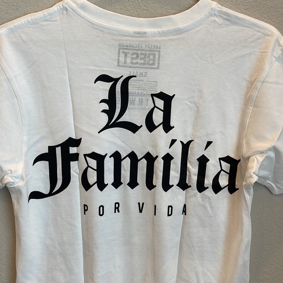 NEW BEST Breezy Excursion La Familia Por Vida Crew Neck Tee Size Small - Picture 8 of 8